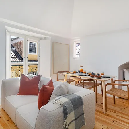 Whome Hideaway In Lively Rua Da Rosa Lisbon