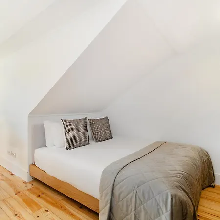 Whome Hideaway In Lively Rua Da Rosa Apartment